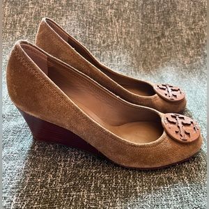 Tory Burch Sally Suede Wedge Heel Pumps Women's Size 7 Tan Brown